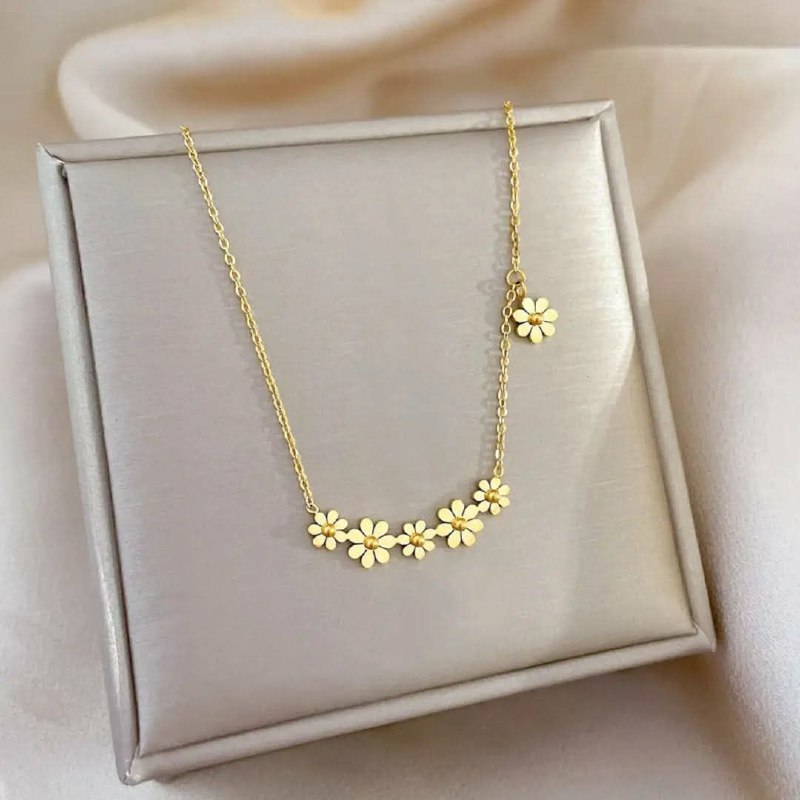 Fashion Brand Beautiful 6 Small Daisy Titanium Chrysanthemum Clavicle Pendant