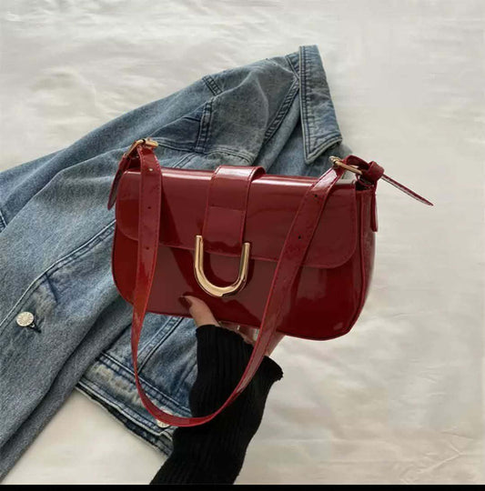 Glossy purse
Color: black /merun