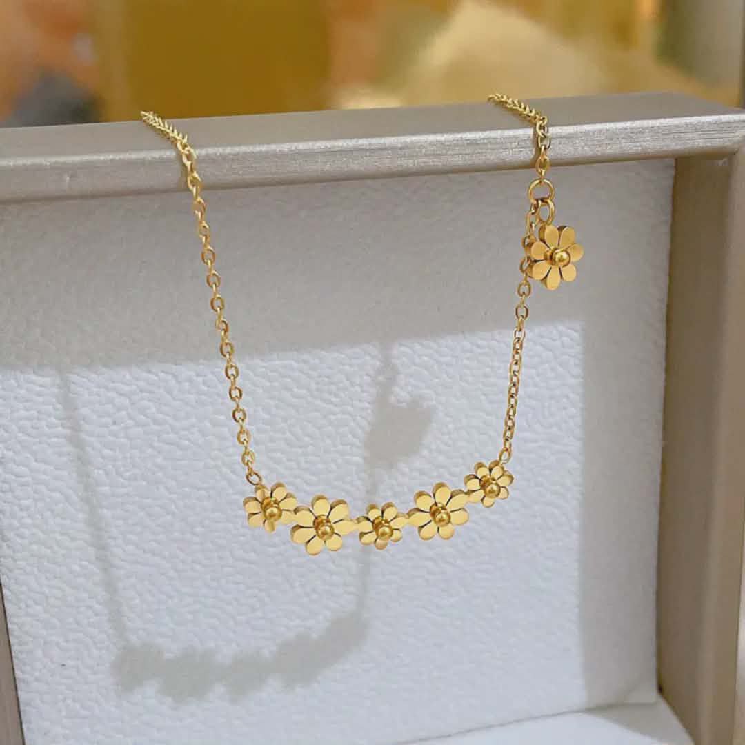 Fashion Brand Beautiful 6 Small Daisy Titanium Chrysanthemum Clavicle Pendant