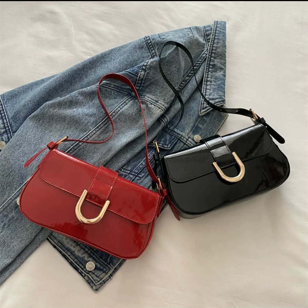 Glossy purse 
Color: black /merun