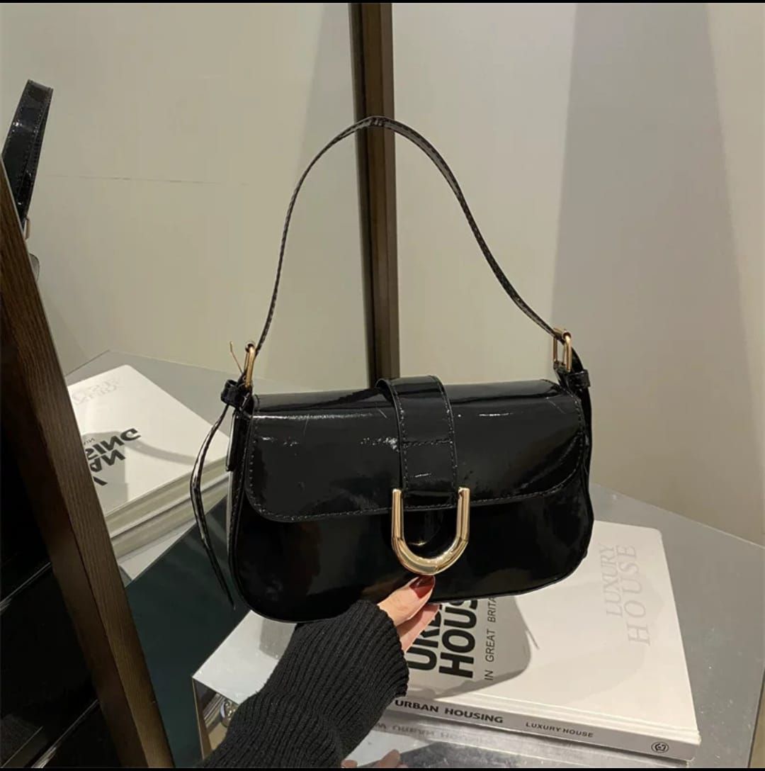 Glossy purse 
Color: black /merun